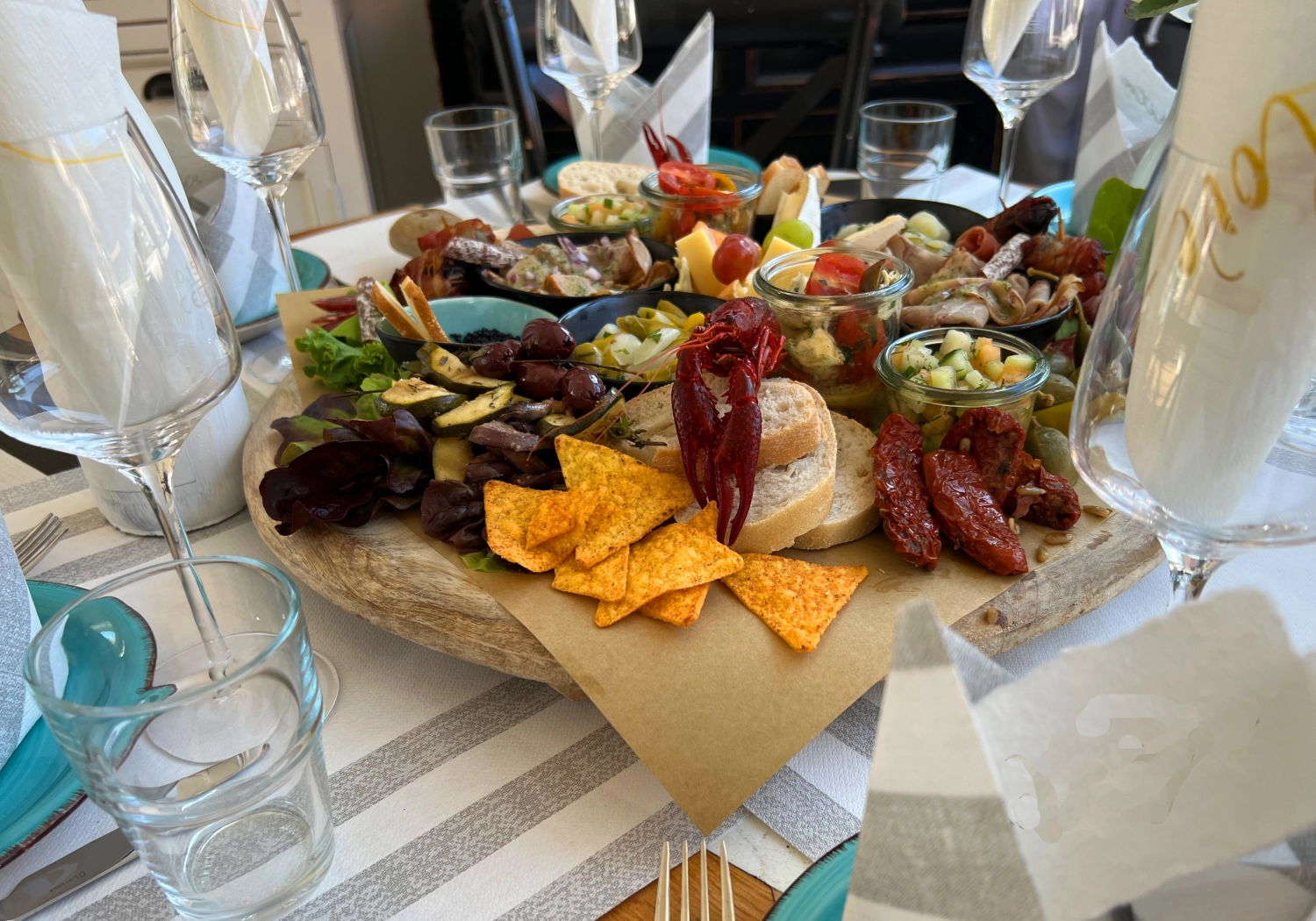 Taparazzi-Restaurant, Oliven, Brot, Meeresfrüchte, Pommes und Salat