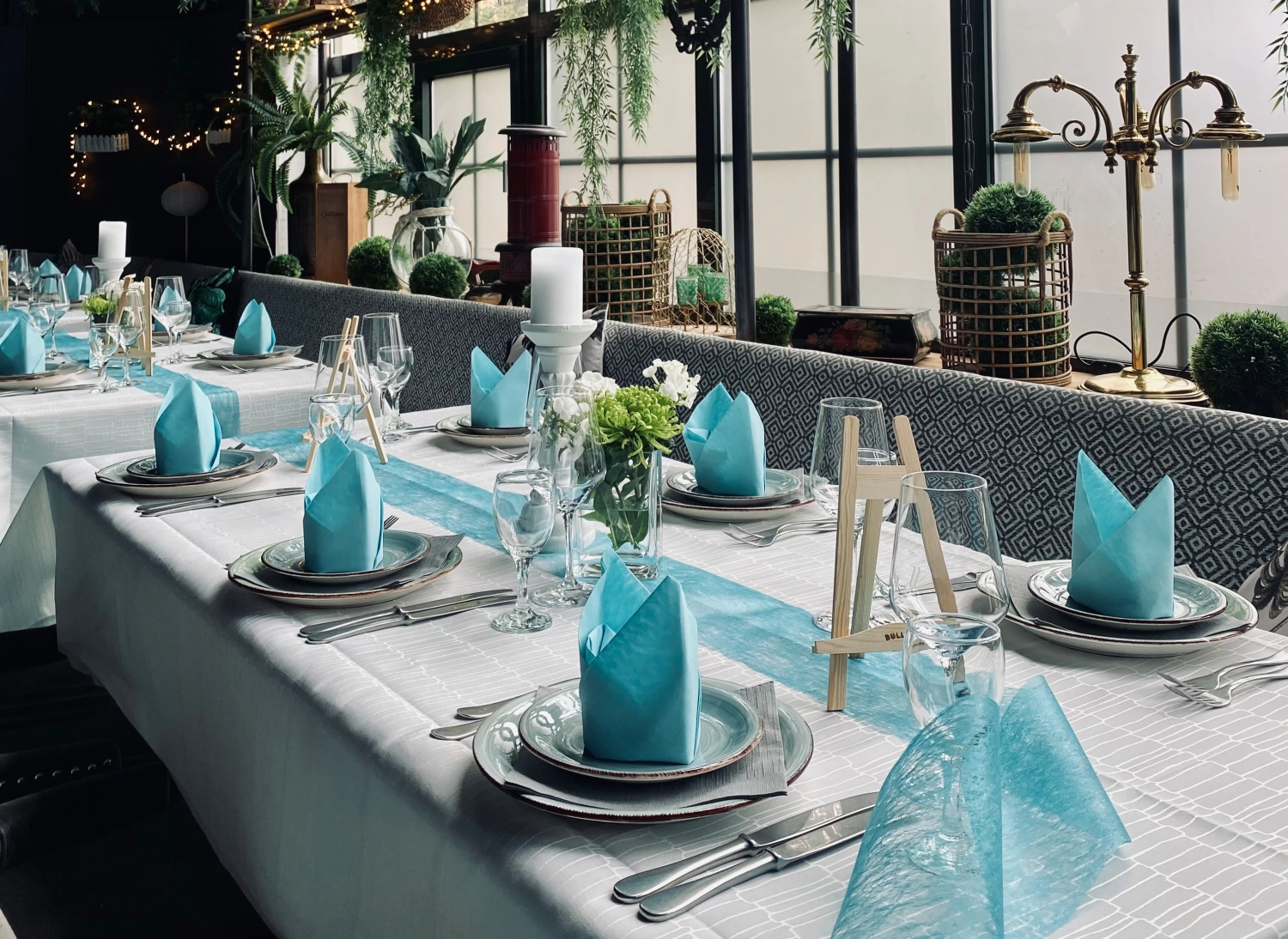 Taparazzi-Restaurant, gedeckter Familientisch mit blau-weißer Farbkombination