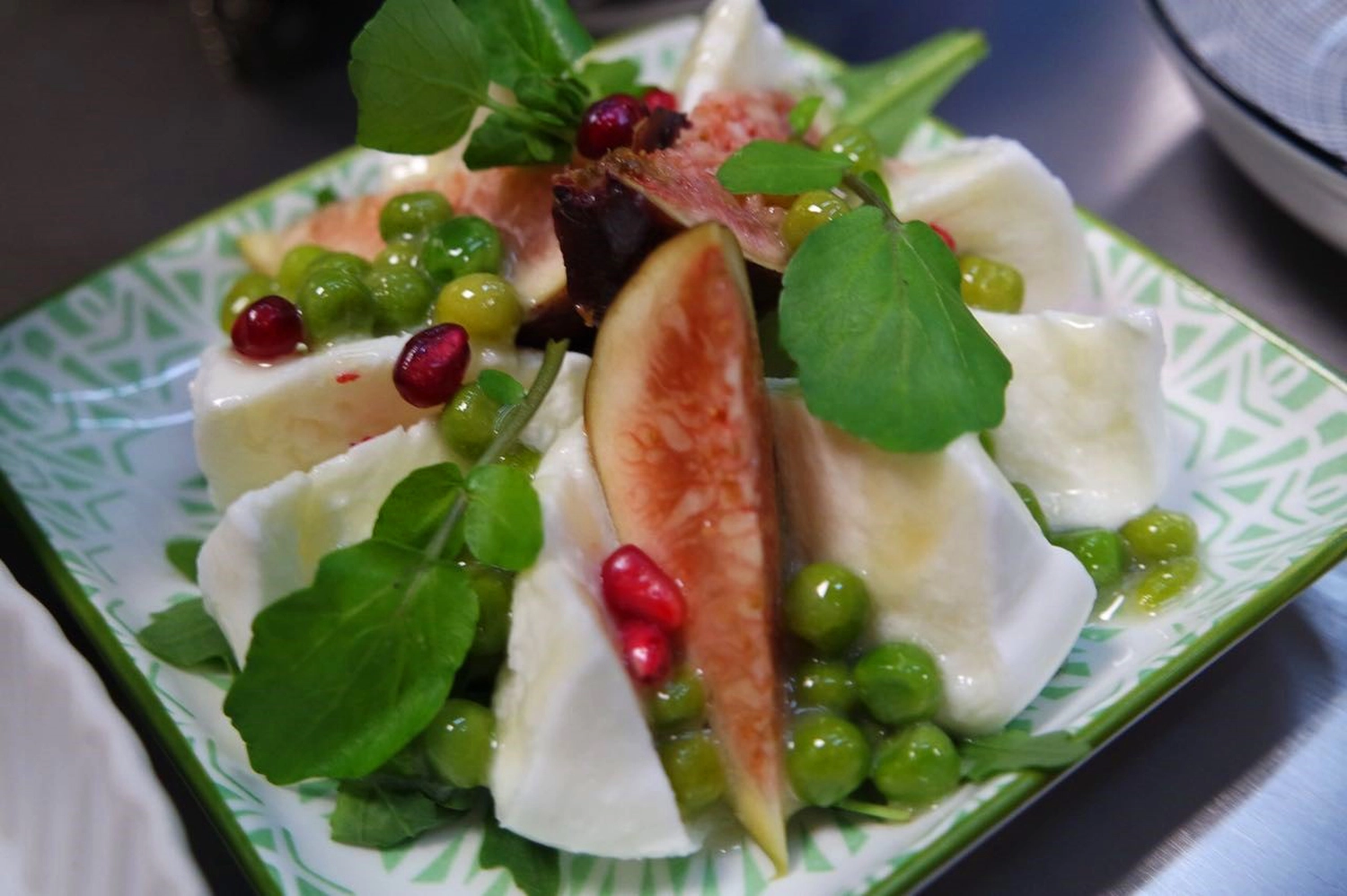 Taparazzi-Restaurant, Essensteller, Feigen, Käse und Erbsen